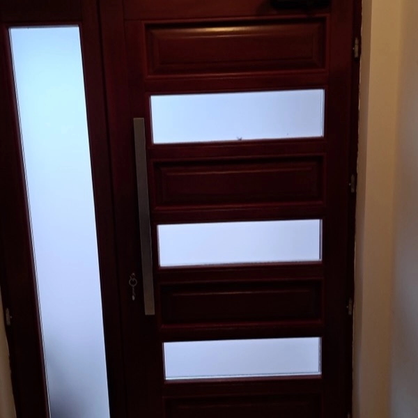 Egyedi szábú kültéri és beltéri ajtók